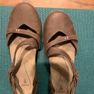 Ahnu maryjanes vegan. Size 7